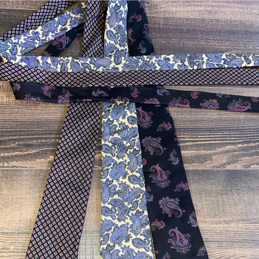 Lot of three neck ties, various shades and prints